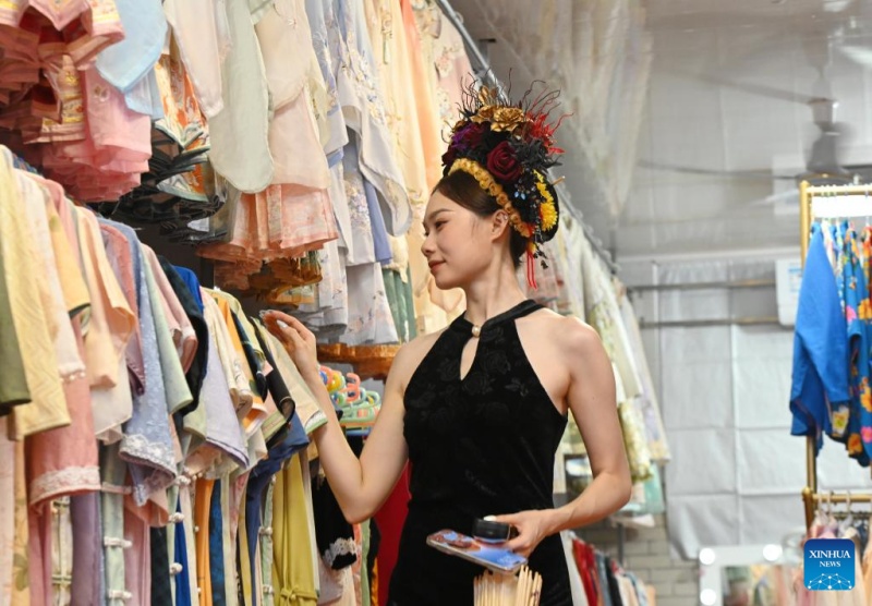 Fujian : les couvre-chefs fleuris traditionnels stimulent l'essor touristique du village de Xunpu