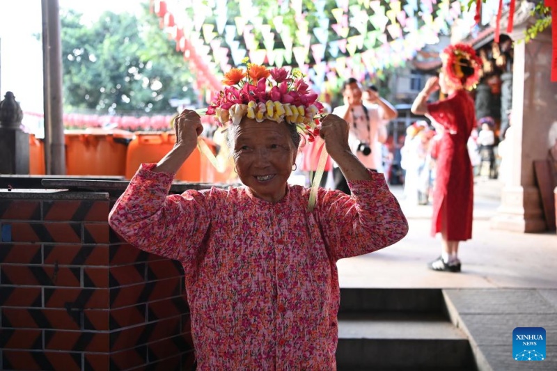 Fujian : les couvre-chefs fleuris traditionnels stimulent l'essor touristique du village de Xunpu