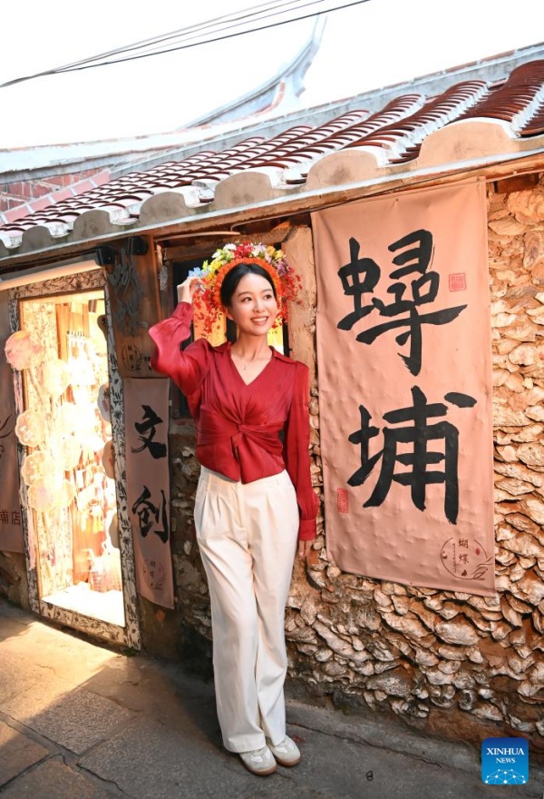 Fujian : les couvre-chefs fleuris traditionnels stimulent l'essor touristique du village de Xunpu