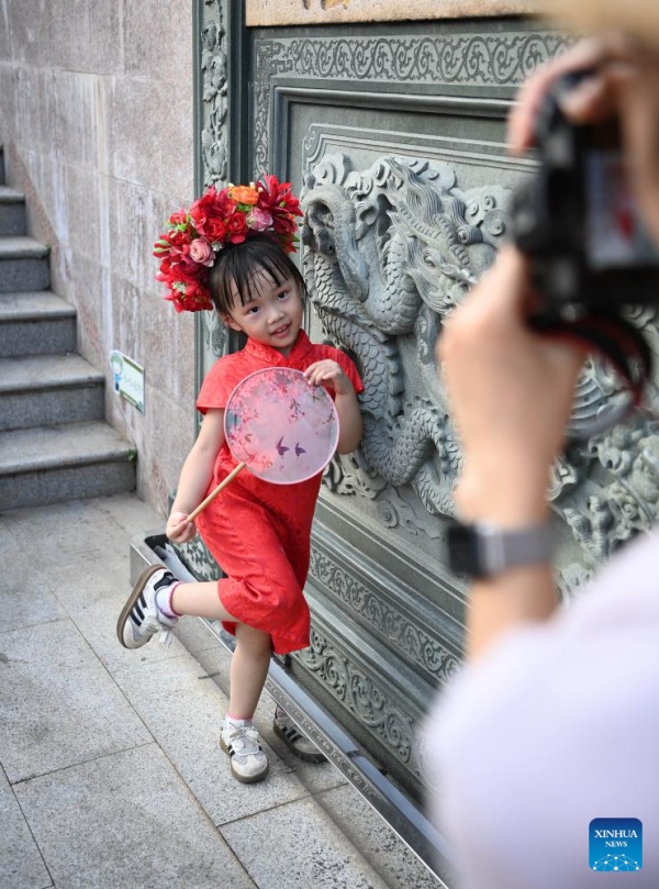 Fujian : les couvre-chefs fleuris traditionnels stimulent l'essor touristique du village de Xunpu