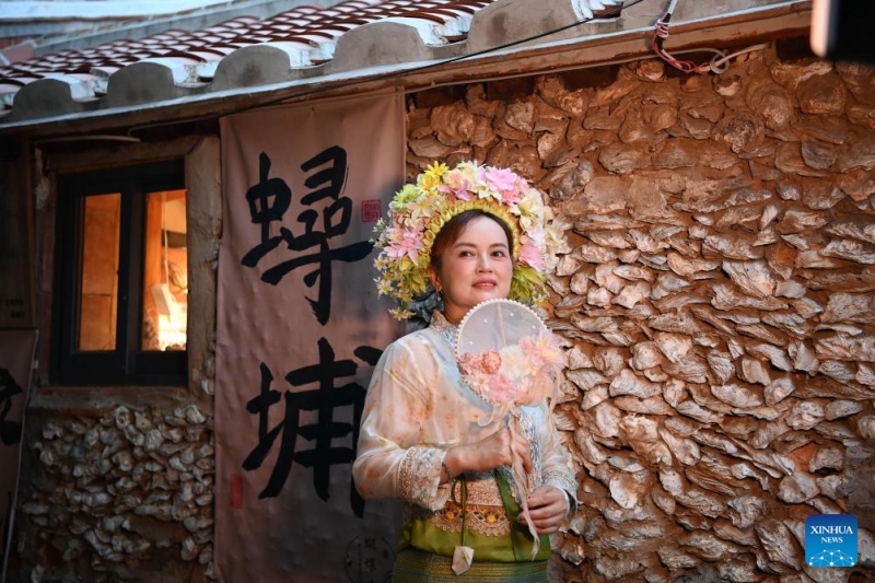 Fujian : les couvre-chefs fleuris traditionnels stimulent l'essor touristique du village de Xunpu