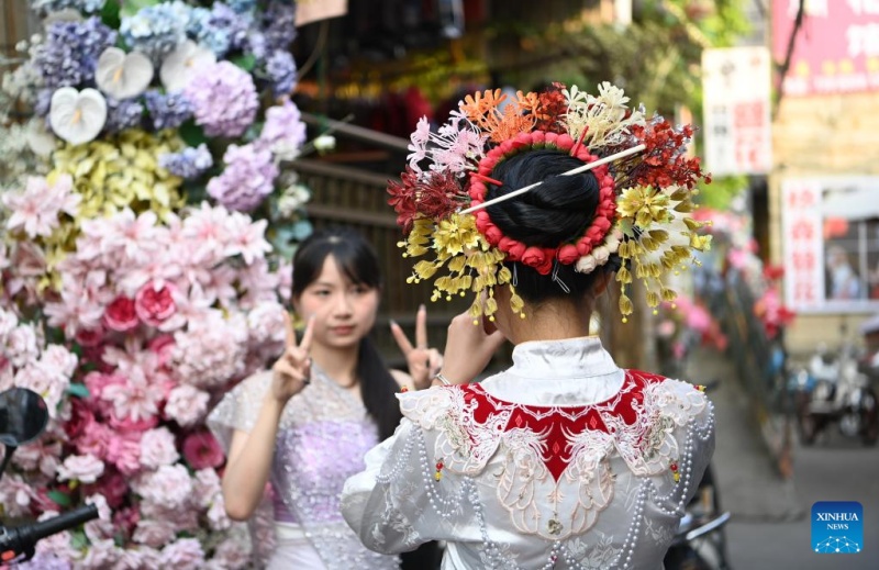 Fujian : les couvre-chefs fleuris traditionnels stimulent l'essor touristique du village de Xunpu