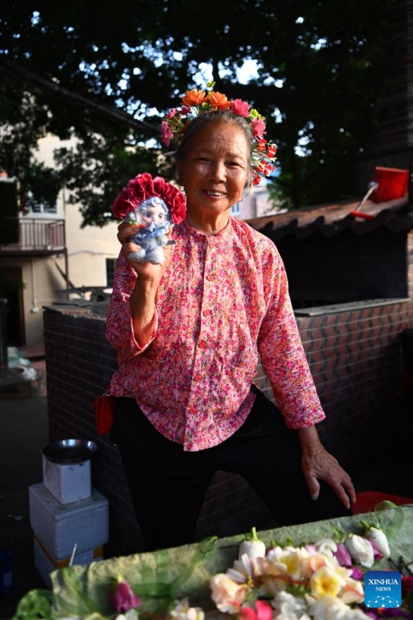 Fujian : les couvre-chefs fleuris traditionnels stimulent l'essor touristique du village de Xunpu