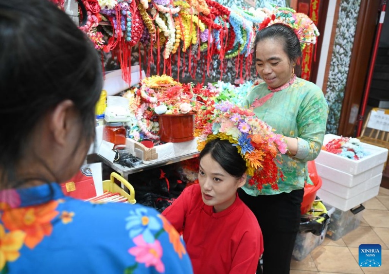Fujian : les couvre-chefs fleuris traditionnels stimulent l'essor touristique du village de Xunpu