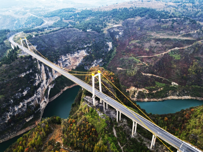 Guizhou: un pont au-dessus de la rivière Xixi et d'un paysage karstique