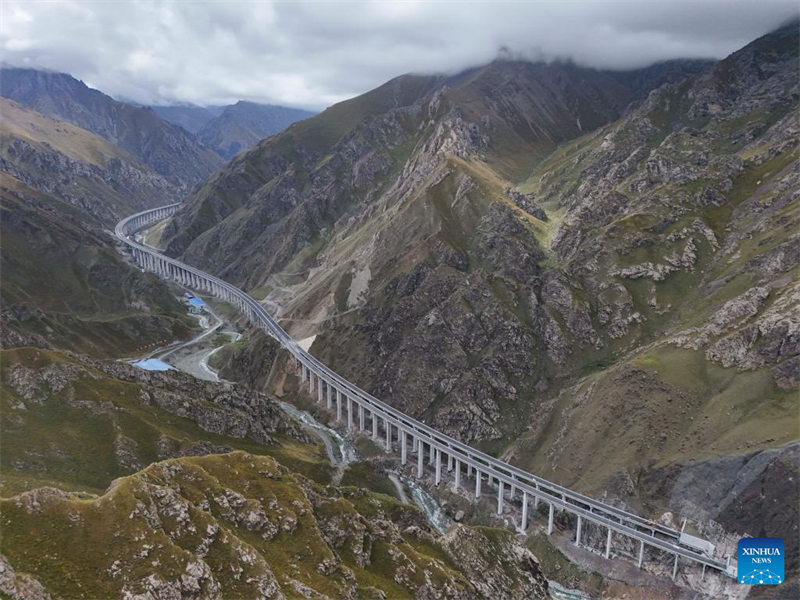 Xinjiang : les travaux de l'autoroute Urumqi-Yuli se poursuivent