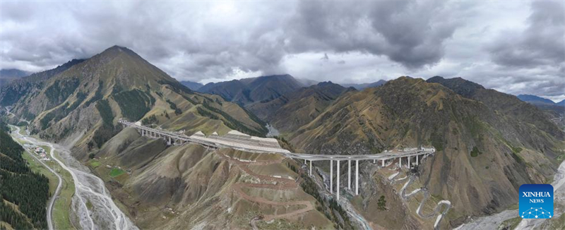 Xinjiang : les travaux de l'autoroute Urumqi-Yuli se poursuivent