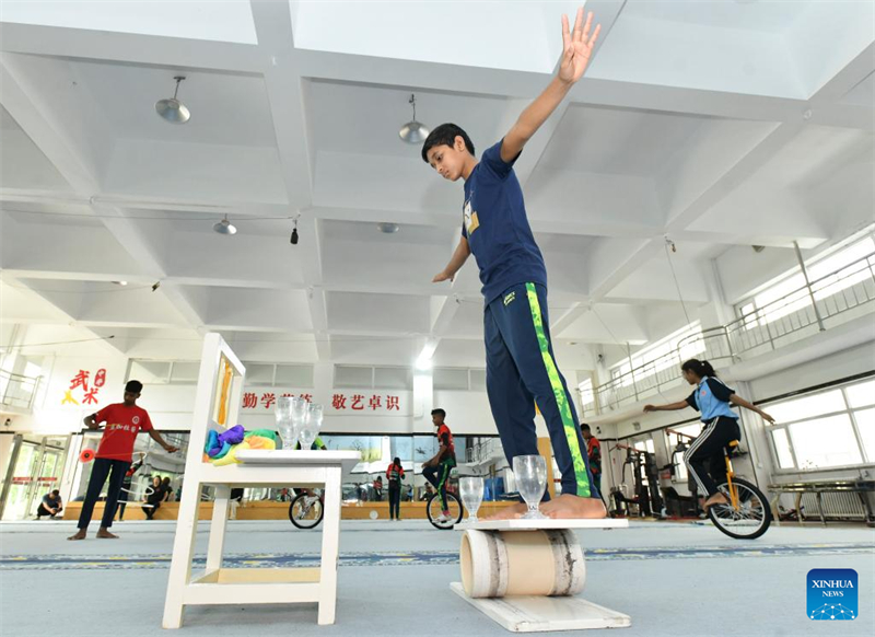 Hebei : des stagiaires du Bangladesh s'entraînent à l'École d'art acrobatique de Wuqiao