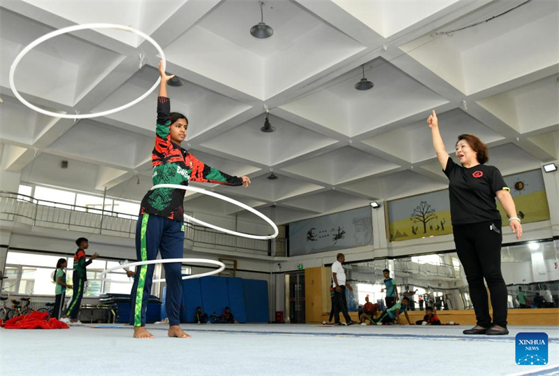 Hebei : des stagiaires du Bangladesh s'entraînent à l'École d'art acrobatique de Wuqiao