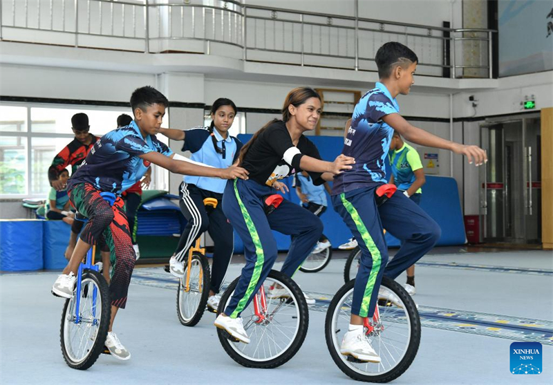 Hebei : des stagiaires du Bangladesh s'entraînent à l'École d'art acrobatique de Wuqiao