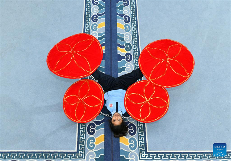 Hebei : des stagiaires du Bangladesh s'entraînent à l'École d'art acrobatique de Wuqiao