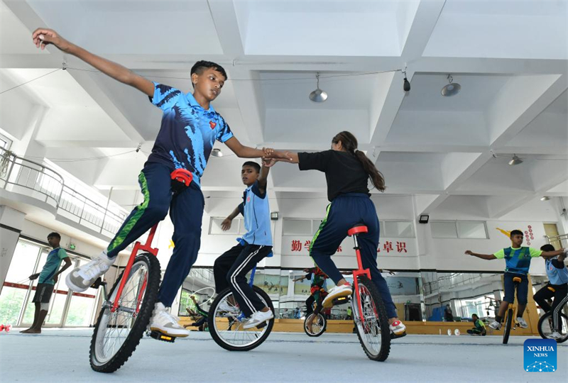 Hebei : des stagiaires du Bangladesh s'entraînent à l'École d'art acrobatique de Wuqiao