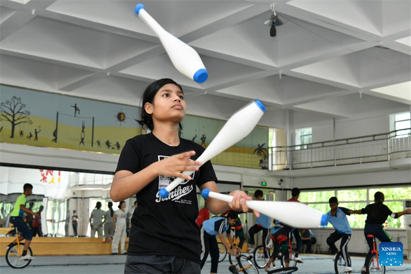 Hebei : des stagiaires du Bangladesh s'entraînent à l'École d'art acrobatique de Wuqiao