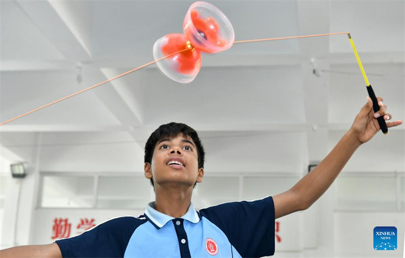 Hebei : des stagiaires du Bangladesh s'entraînent à l'École d'art acrobatique de Wuqiao
