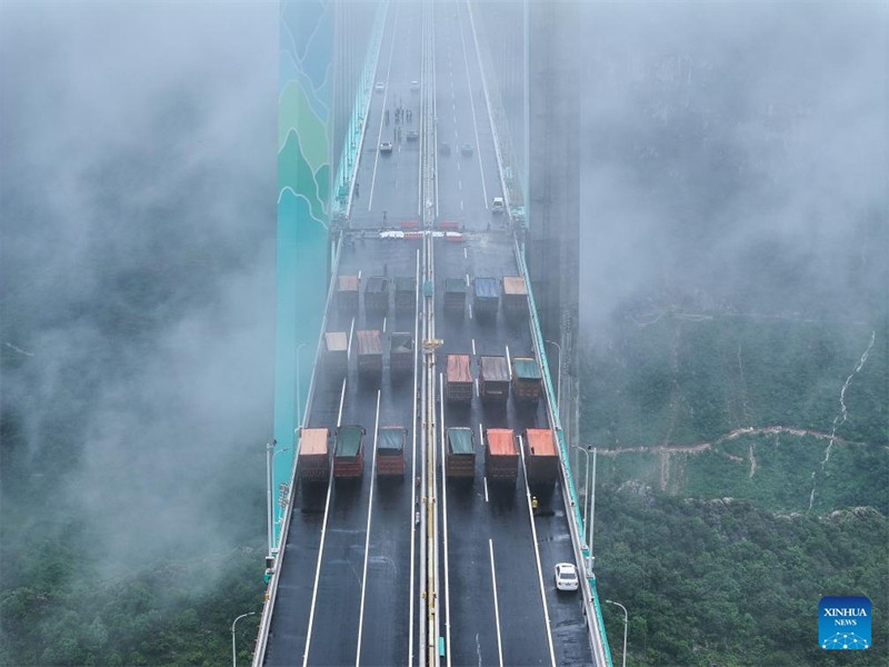 Guizhou : un test de charge lancé sur le pont du Grand Canyon de Huajiang