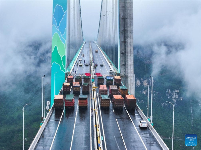 Guizhou : un test de charge lancé sur le pont du Grand Canyon de Huajiang