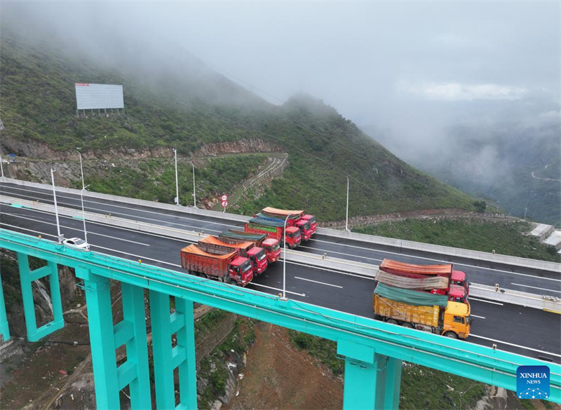 Guizhou : un test de charge lancé sur le pont du Grand Canyon de Huajiang