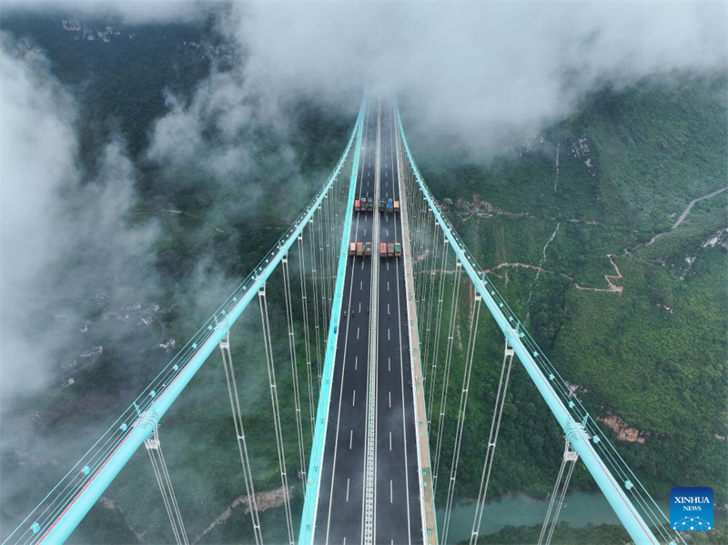 Guizhou : un test de charge lancé sur le pont du Grand Canyon de Huajiang