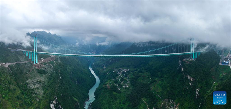 Guizhou : un test de charge lancé sur le pont du Grand Canyon de Huajiang