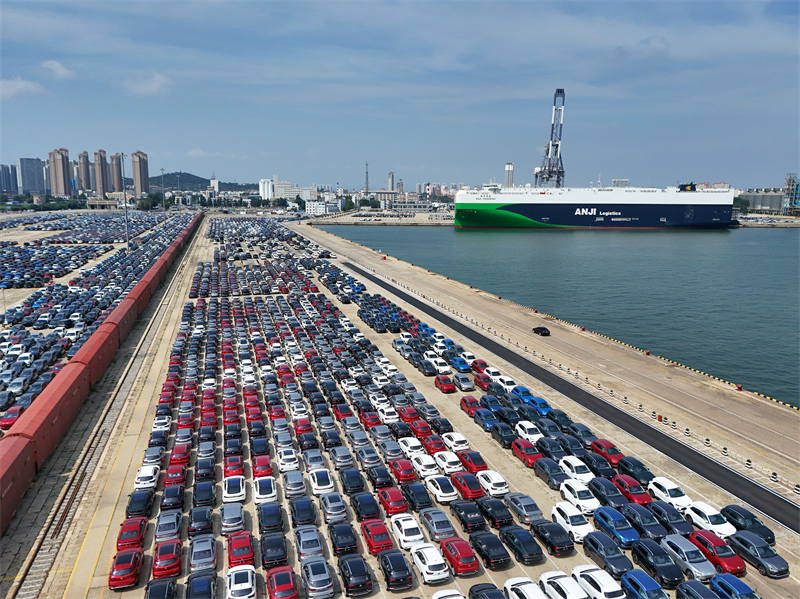 Shandong : le plus grand navire de transport de voitures au monde d'une capacité de 9 500 véhicules est arrivé au port de Yantai pour le chargement