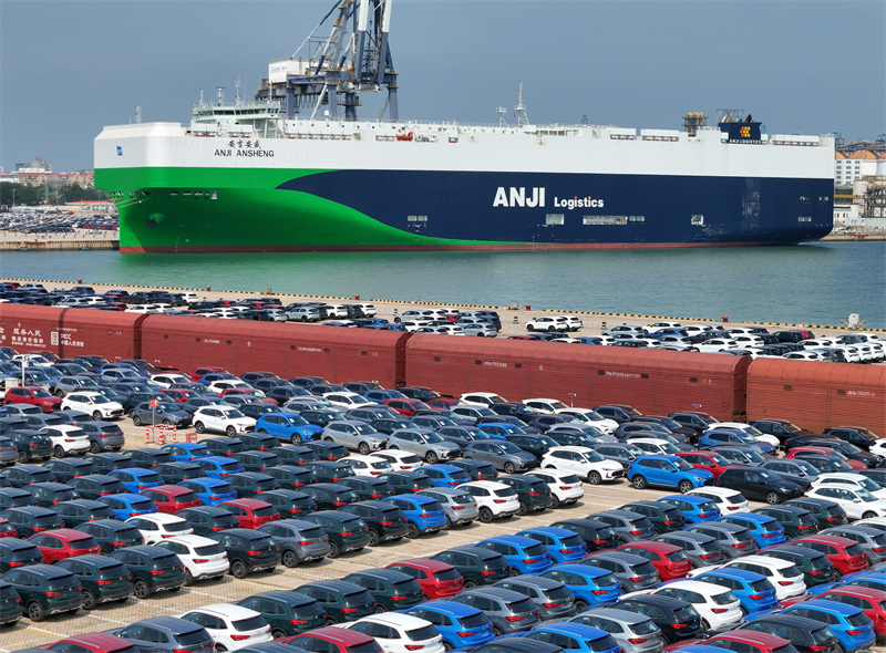 Shandong : le plus grand navire de transport de voitures au monde d'une capacité de 9 500 véhicules est arrivé au port de Yantai pour le chargement