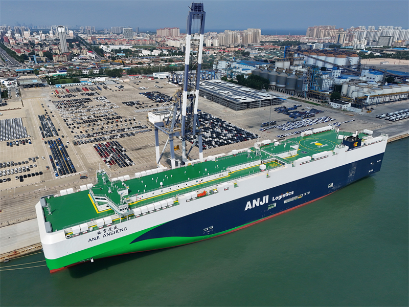 Shandong : le plus grand navire de transport de voitures au monde d'une capacité de 9 500 véhicules est arrivé au port de Yantai pour le chargement