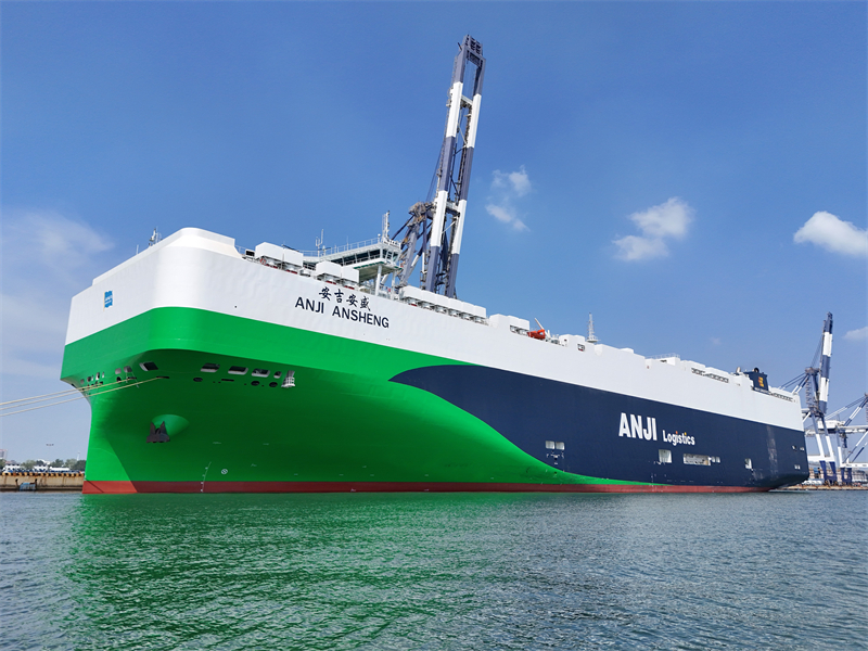 Shandong : le plus grand navire de transport de voitures au monde d'une capacité de 9 500 véhicules est arrivé au port de Yantai pour le chargement