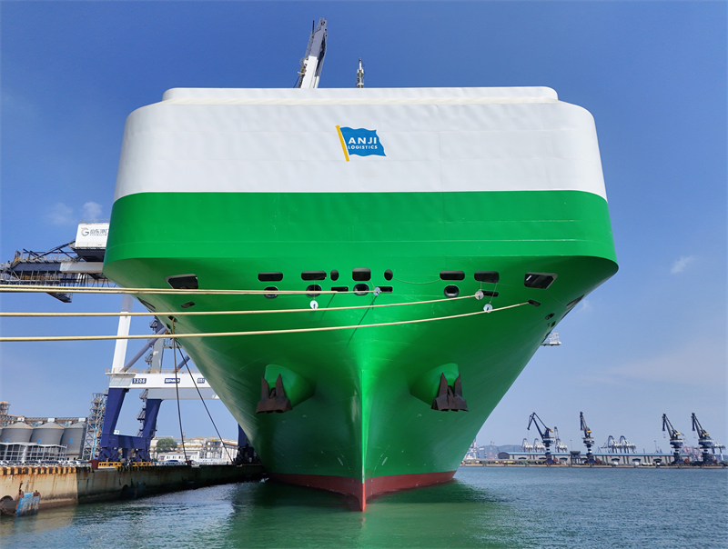 Shandong : le plus grand navire de transport de voitures au monde d'une capacité de 9 500 véhicules est arrivé au port de Yantai pour le chargement