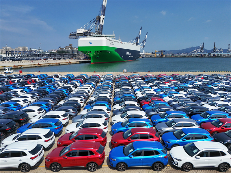 Shandong : le plus grand navire de transport de voitures au monde d'une capacité de 9 500 véhicules est arrivé au port de Yantai pour le chargement