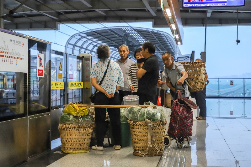 Chongqing : Une ligne de métro dédiée aux agriculteurs et leurs paniers