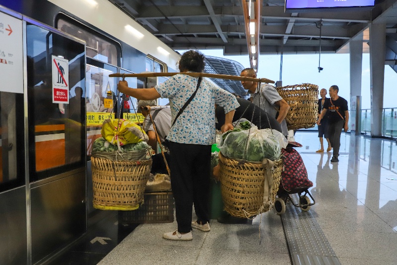 Chongqing : Une ligne de métro dédiée aux agriculteurs et leurs paniers