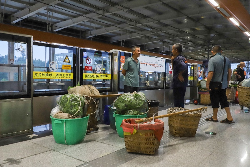 Chongqing : Une ligne de métro dédiée aux agriculteurs et leurs paniers
