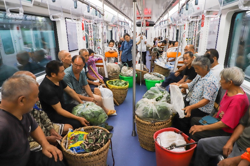Chongqing : Une ligne de métro dédiée aux agriculteurs et leurs paniers