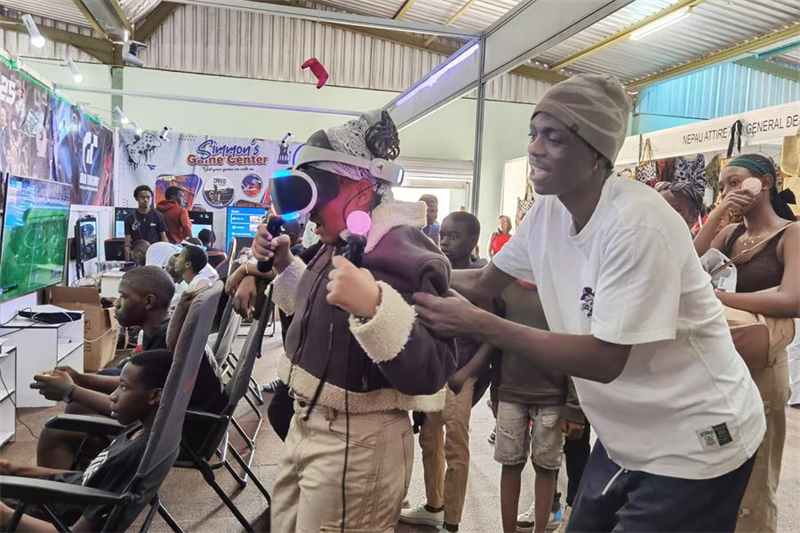 Photo des visiteurs dans la Foire commerciale annuelle d'Ongwediva (OATF) à Ongwediva, en Namibie, le 24 août 2025. (Xinhua/Ndalimpinga Iita)