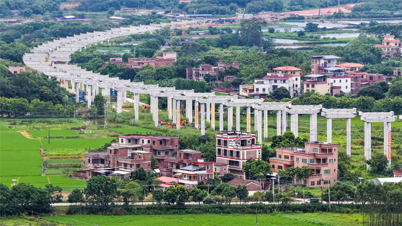Guangdong : la construction du grand pont de Beijiang à Qingyuan bat son plein