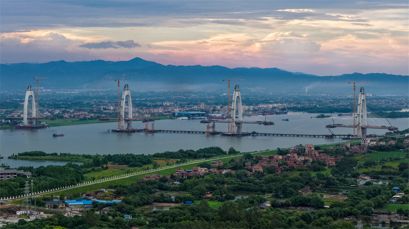 Guangdong : la construction du grand pont de Beijiang à Qingyuan bat son plein