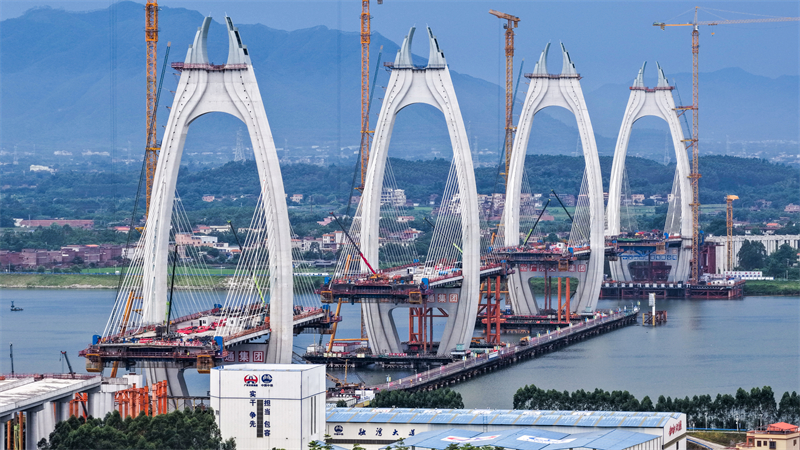 Guangdong : la construction du grand pont de Beijiang à Qingyuan bat son plein
