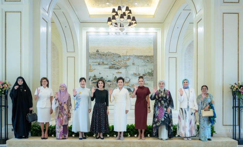 Peng Liyuan invite les épouses des dirigeants étrangers participant au sommet de l'OCS à faire une croisière à Tianjin