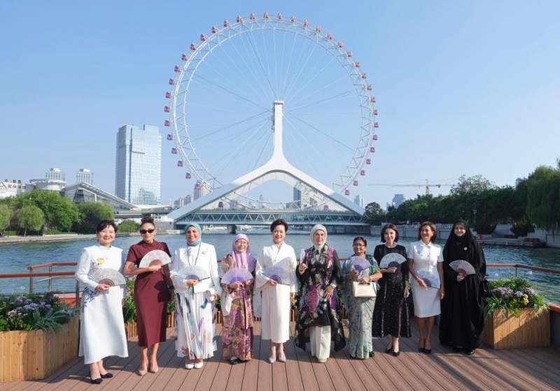 Peng Liyuan invite les épouses des dirigeants étrangers participant au sommet de l'OCS à faire une croisière à Tianjin