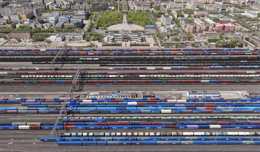 Photo prise par un drone le 25 mai 2024 montrant des trains de marchandises attendant leur départ au col d'Alataw, dans la région autonome ouïgoure du Xinjiang, dans le nord-ouest de la Chine. (Photo : Yu Hui)