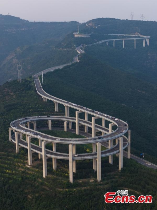 Shanxi : un aperçu du spectaculaire pont routier à 3 étages du mont Tianlong à Taiyuan