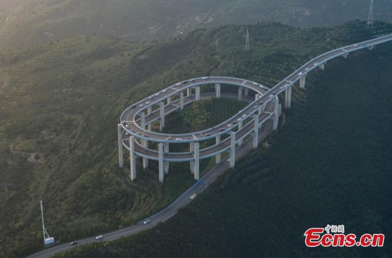 Shanxi : un aperçu du spectaculaire pont routier à 3 étages du mont Tianlong à Taiyuan