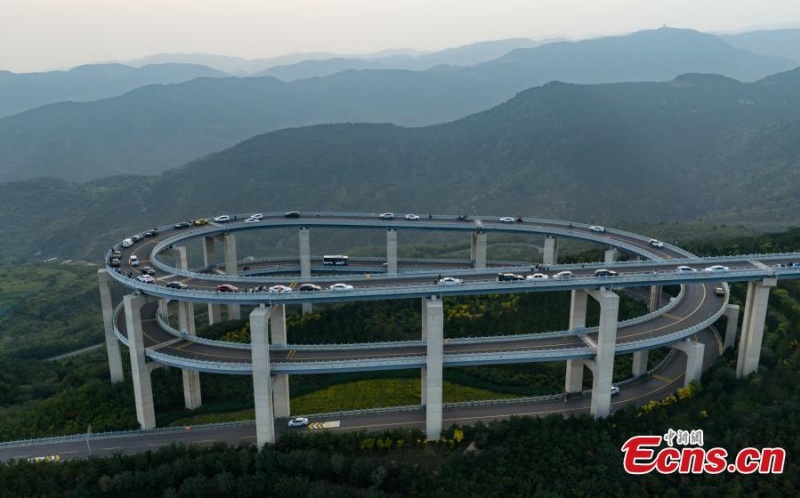 Shanxi : un aperçu du spectaculaire pont routier à 3 étages du mont Tianlong à Taiyuan