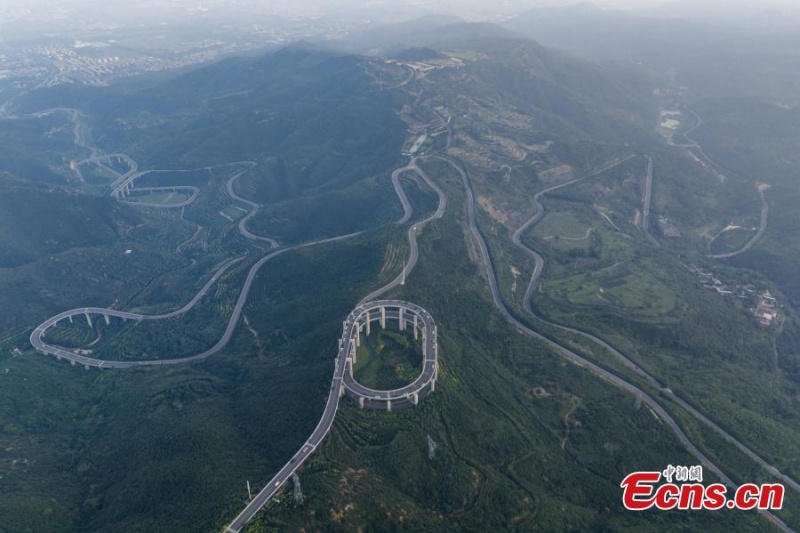 Shanxi : un aperçu du spectaculaire pont routier à 3 étages du mont Tianlong à Taiyuan