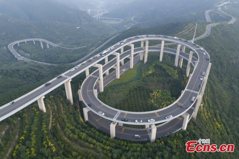 Shanxi : un aperçu du spectaculaire pont routier à 3 étages du mont Tianlong à Taiyuan