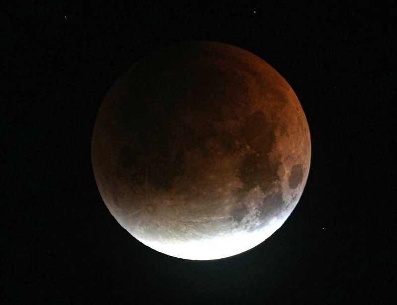 Hubei : une éclipse lunaire totale illumine le ciel de Wuhan