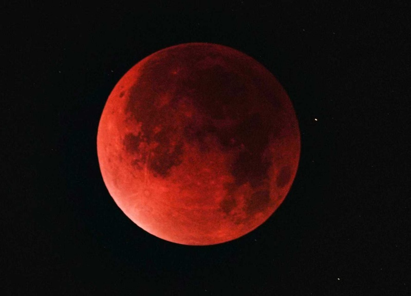 Hubei : une éclipse lunaire totale illumine le ciel de Wuhan