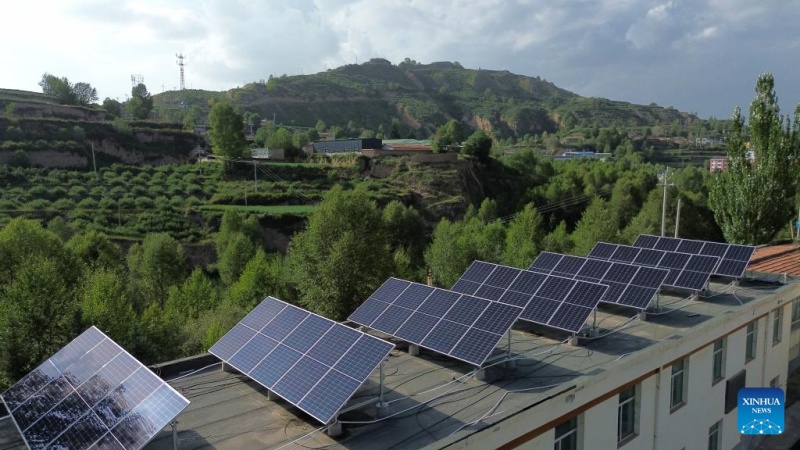 Qinghai : comment les panneaux solaires éclairent le chemin de la revitalisation rurale sur le plateau Qinghai-Tibet