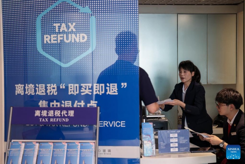 Les visiteurs étrangers en Chine économisent de l'argent avec l'expansion du service de remboursement de taxes instantané