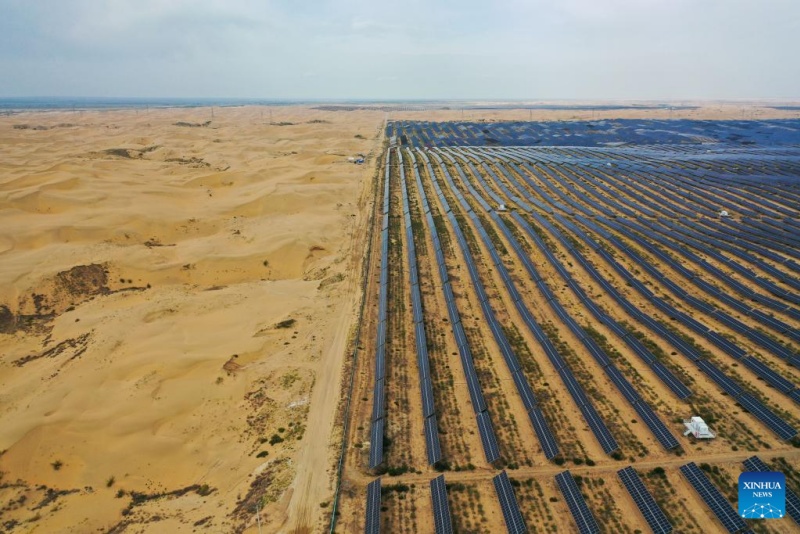 Photo aérienne prise par un drone le 10 septembre 2025 montrant la base photovoltaïque de la Bannière de Dalad dans le désert de Kubuqi, dans la région autonome de Mongolie intérieure (nord de la Chine). (Li Zhipeng/Xinhua)